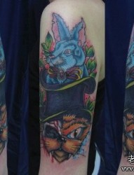 女人手臂流行可爱的兔子纹身图片