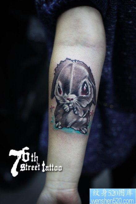 点击大图看下一张：女人手臂流行可爱的兔子纹身图片