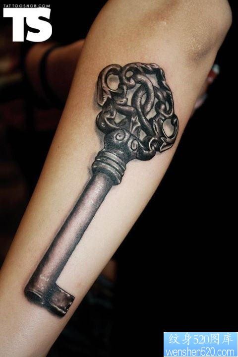 点击大图看下一张：小臂的一张立体钥匙纹身作品
