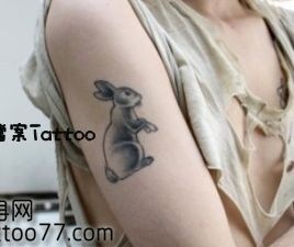 点击大图看下一张：手臂可爱小兔子纹身图片