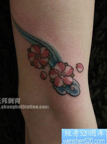 点击大图看下一张：女孩子手臂小小的樱花纹身图片