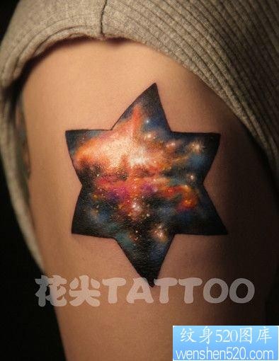 点击大图看下一张：手臂一张六芒星与星空纹身图片