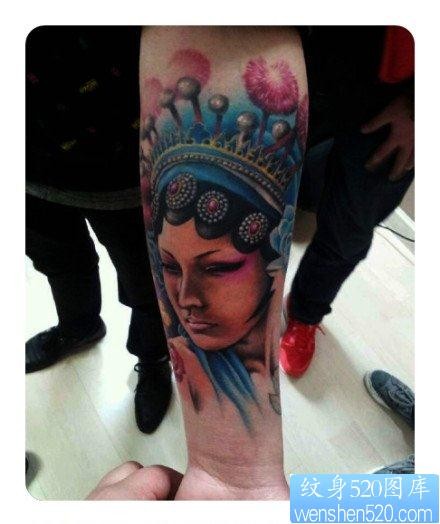 点击大图看下一张：手臂漂亮流行的花旦美女纹身图片