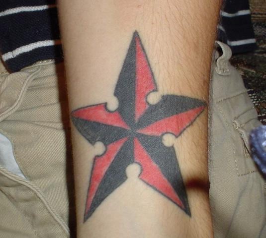 点击大图看下一张：手臂上双手五角星纹身