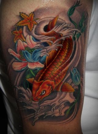 点击大图看下一张：手臂经典彩色鲤鱼莲花纹身图案