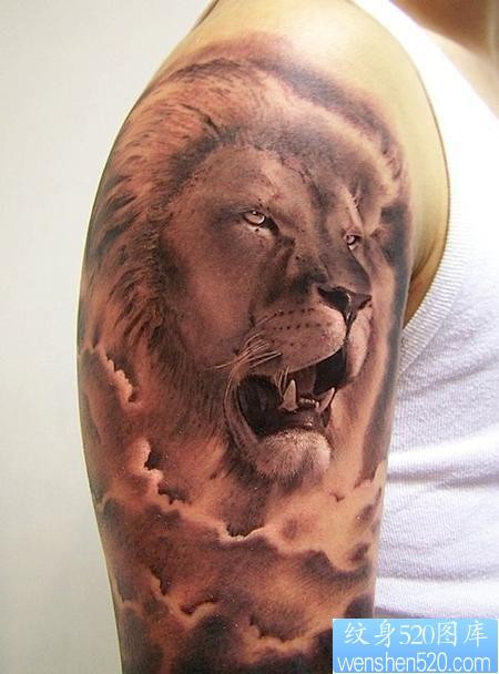 点击大图看下一张：大臂上一款霸气的狮子纹身图片
