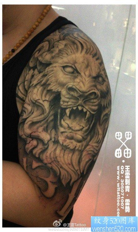 点击大图看下一张：手臂超帅的石雕狮头纹身图片