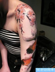 手臂纹身图片：手臂樱花金鱼纹身图片纹身作品