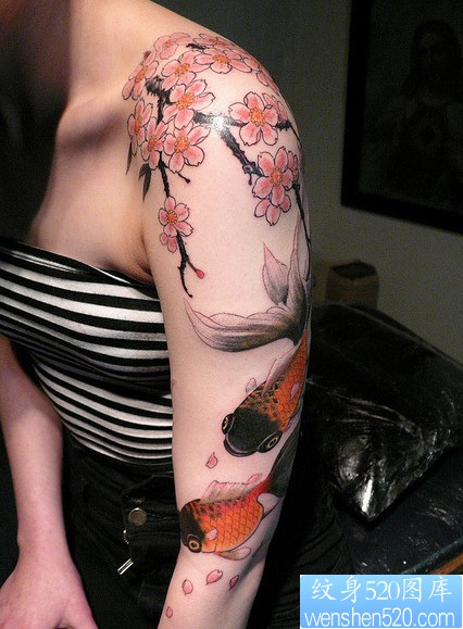点击大图看下一张：手臂纹身图片：手臂樱花金鱼纹身图片纹身作品