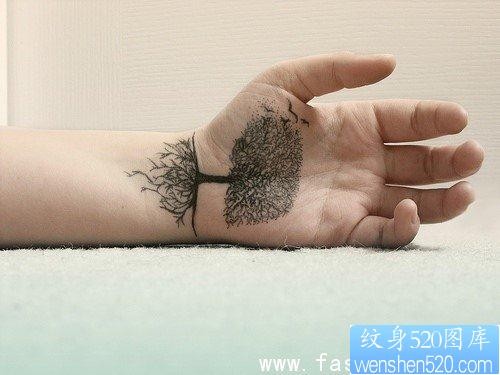 点击大图看下一张：纹身图片之手掌图腾树纹身图片（经典）