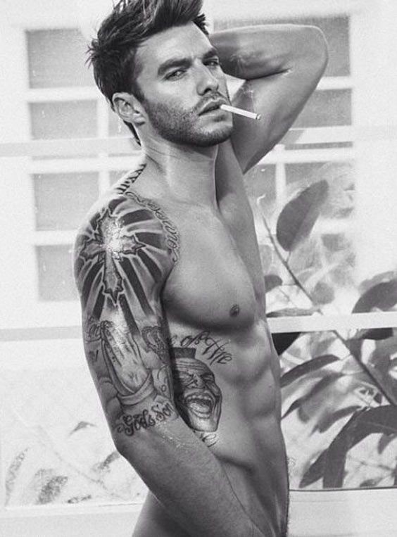 点击大图看下一张：男士手臂帅气的十字架纹身