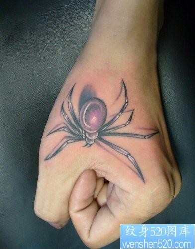 点击大图看下一张：手部虎口蜘蛛纹身图片