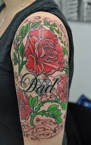 点击大图看下一张：大臂上红色玫瑰和英文纹身