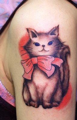 点击大图看下一张：纹身520图库：大臂可爱的蝴蝶结猫咪纹身图片作品