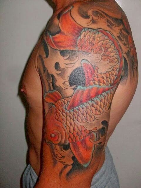 点击大图看下一张：手臂大气的鲤鱼纹身