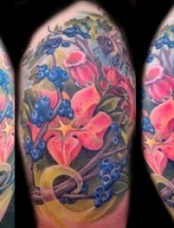 手臂纹身图片：大臂的蓝莓蜜蜂纹身图片