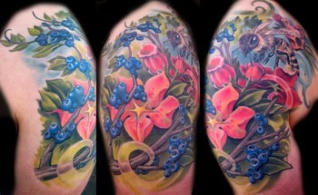 点击大图看下一张：手臂纹身图片：大臂的蓝莓蜜蜂纹身图片