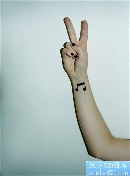 点击大图看下一张：可爱的女人手臂手腕音符纹身图片图片写真