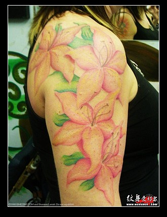点击大图看下一张：大臂花卉纹身图片