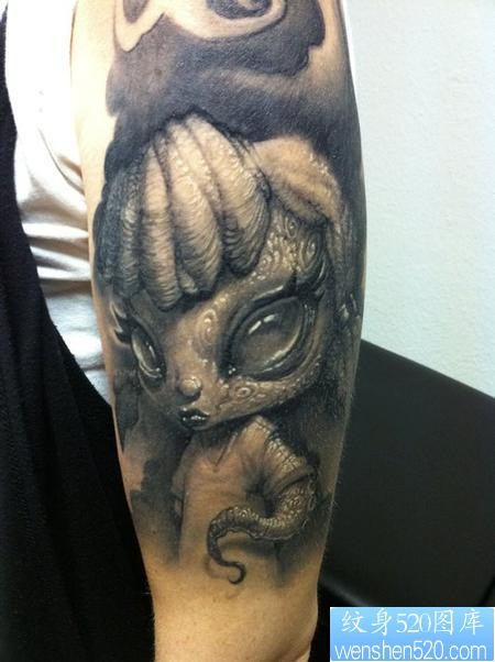 点击大图看下一张：手部纹身图片：手部外星人纹身图片作品