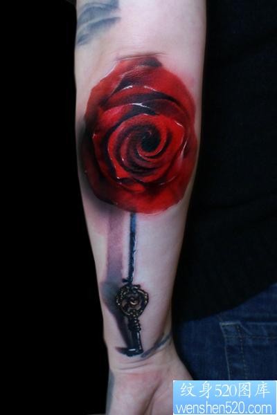点击大图看下一张：手臂玫瑰钥匙纹身图片