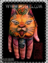 手背彩色招财猫纹身图片