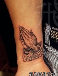 手臂祈祷之手纹身图片