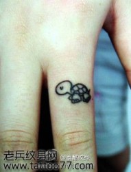 一幅手指超可爱的小乌龟纹身图片