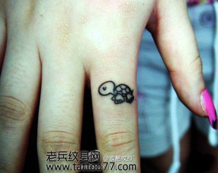 点击大图看下一张：一幅手指超可爱的小乌龟纹身图片