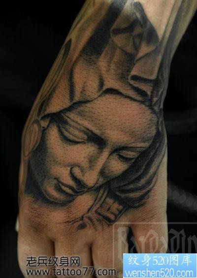 点击大图看下一张：手背圣母肖像纹身图片