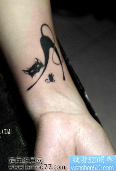 点击大图看下一张：手臂可爱的图腾猫咪纹身图片