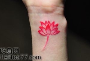点击大图看下一张：美女手臂唯美的莲花纹身图片