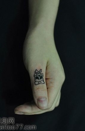 点击大图看下一张：美女手指可爱图腾骷髅纹身图片