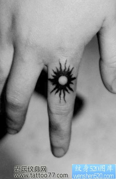 点击大图看下一张：一幅手指图腾太阳纹身图片