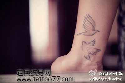 点击大图看下一张：手臂唯美经典的图腾鸽子纹身图片