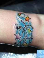 手臂好看的彩色五角星纹身图片