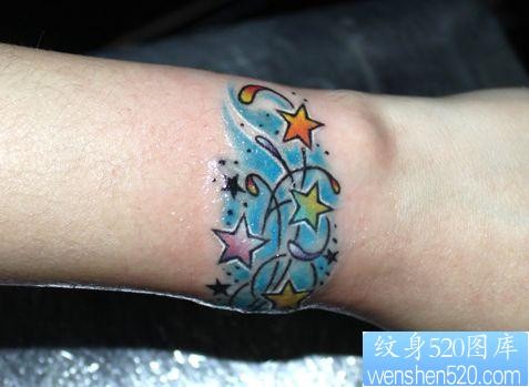 点击大图看下一张：手臂好看的彩色五角星纹身图片