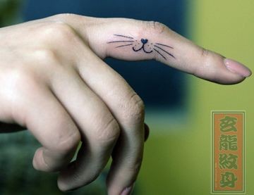 点击大图看下一张：一幅手指超萌的猫咪纹身图片