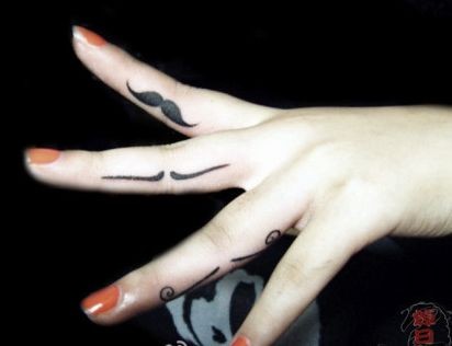 点击大图看下一张：一幅女人手指小胡子纹身图片