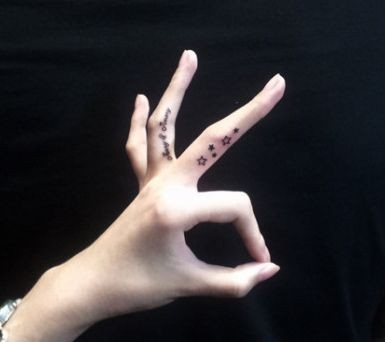 点击大图看下一张：女孩子手指五角星字母纹身图片