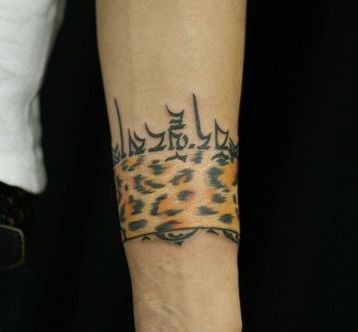 点击大图看下一张：手臂好看的豹纹臂环纹身图片