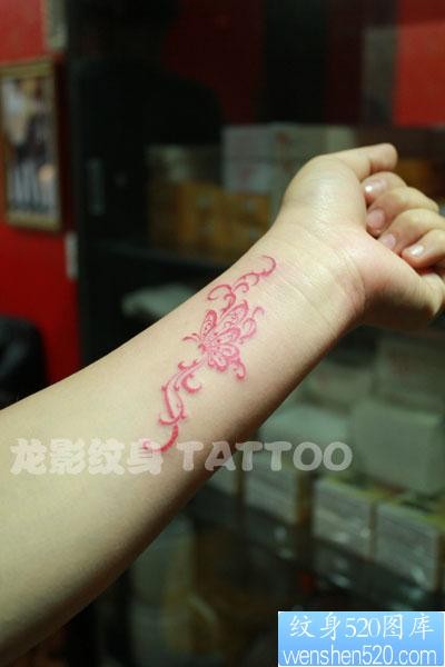 点击大图看下一张：女孩子喜欢的手臂彩色图腾蝴蝶藤蔓纹身图片