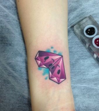 点击大图看下一张：女人喜欢的手臂爱心钻石纹身图片