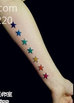 点击大图看下一张：女孩子手臂彩色五角星纹身图片