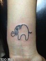 点击大图看下一张：女孩子手臂图腾大象纹身图片