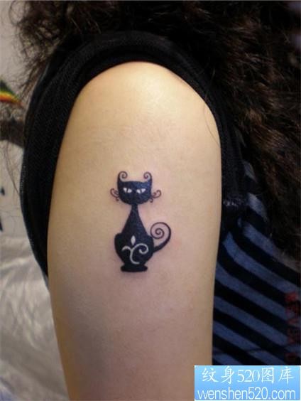 点击大图看下一张：女人喜欢的手臂图腾猫咪纹身图片