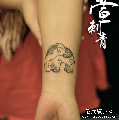 点击大图看下一张：女孩子手臂可爱的小象纹身图片