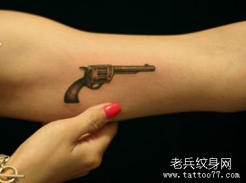 点击大图看下一张：女孩子手臂小巧潮流的小手枪纹身图片