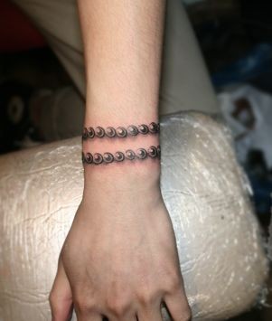 点击大图看下一张：手腕流行的手链纹身图片