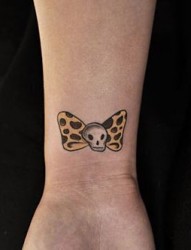 女人喜欢的手腕可爱蝴蝶结纹身图片